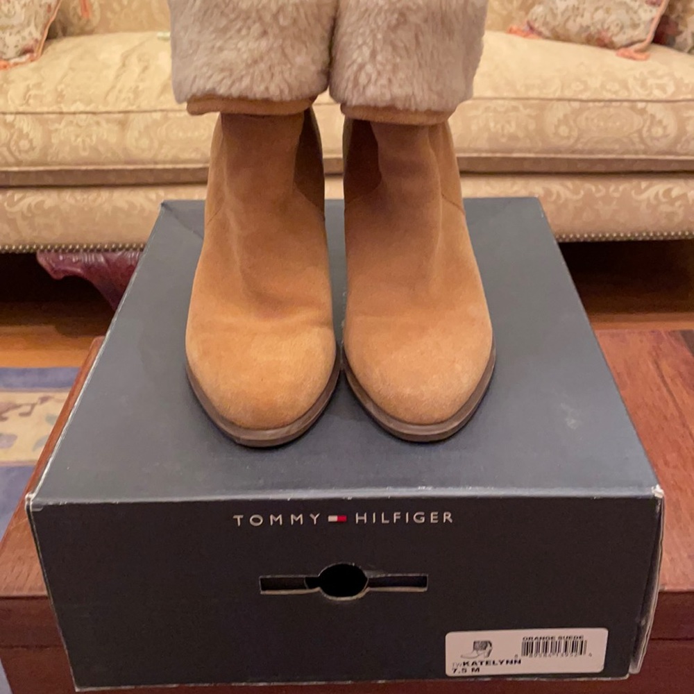 WOMENS TOMMY HILFIGER BROWN SUEDE BOOTIES WITH SHERPA LINING “KATELYNN” 7.5 EUC